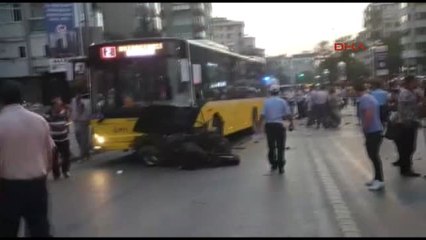 Kadıköy'de Otomobil Belediye Otobüsünün Altına Girdi Ölü ve Yaralılar Var