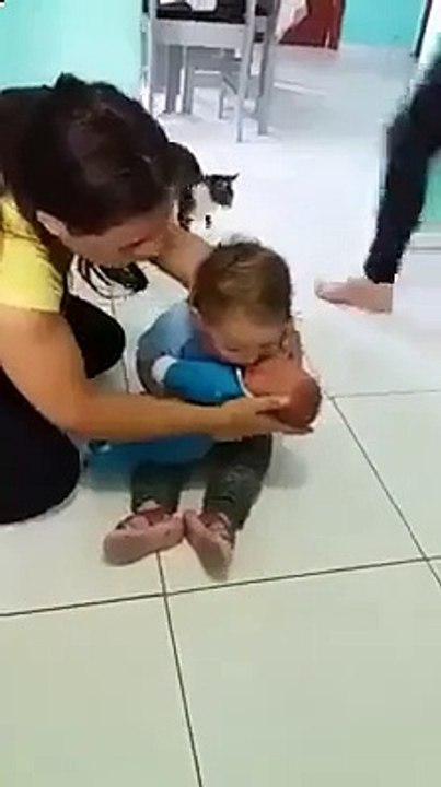 small toddler want her sister