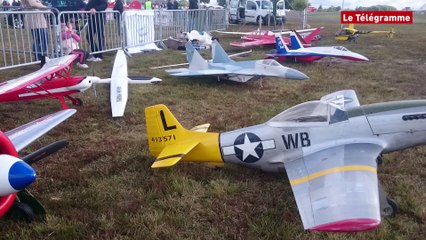 Meeting aérien. Une foule de têtes en l'air à Dinan