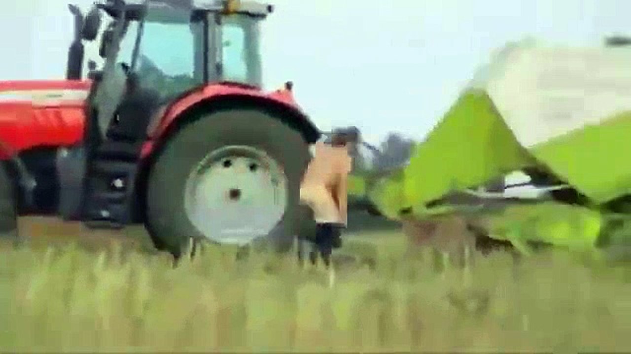 Ce fermier se fait avaler par un ballot de paille