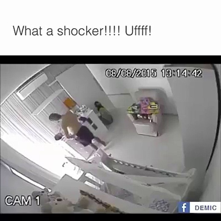 Ce papa a un reflexe surhumain et rattrape son bébé de justesse