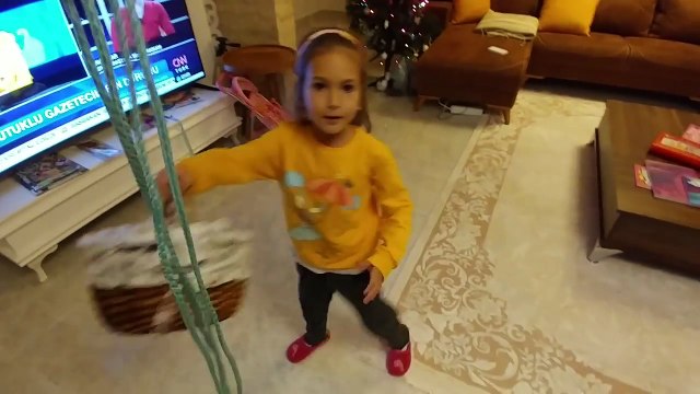 Elif ve lera çuval yarışı yapıyorlar kim kazanır, eğlenceli çocuk videosu