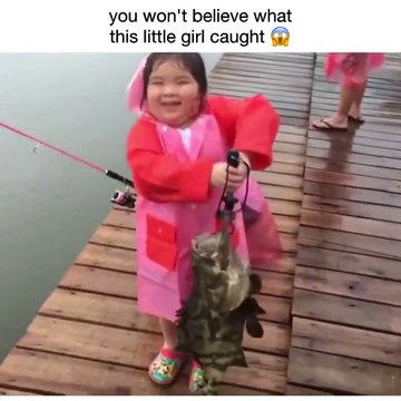 Cette fillette va pecher un poisson plus gros qu'elle...