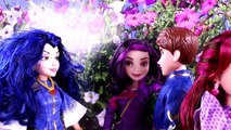 Descendants Evie and Ben in Love? With Descendants Mal, Frozen Elsa & Anna, Evil Queen & Maleficent