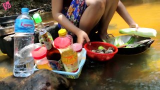 Viral Video Food 2017 Beautiful Girl Fry Crap on River at Angkor Wat Temple | VILLAGE FOOD