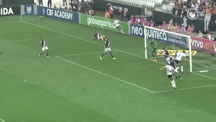 Jô faz gol polêmico na Arena Corinthians; assista