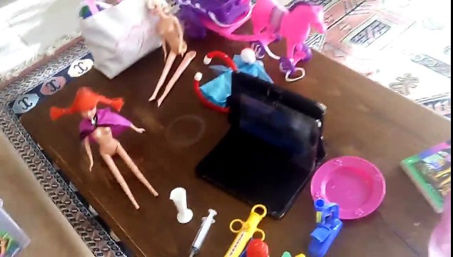 Elif kendi başına oynuyor.Bebekler doktor malzemeleri ve oyuncak at arabası ile. toys kids