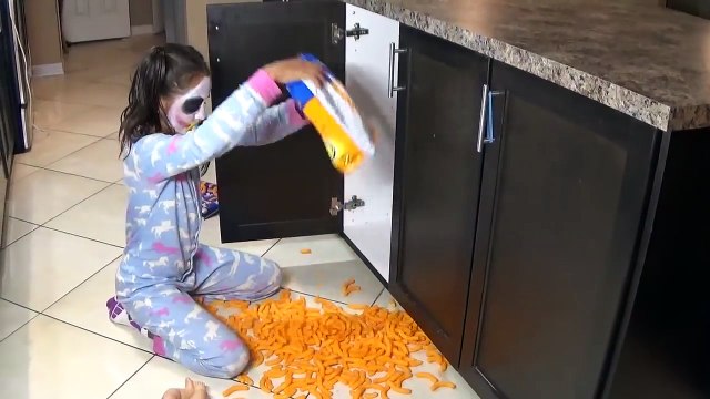 BAD BABY JOKER GIRL FREAKS W/ DOLL vs Frozen Elsa MESSY GROSS REAL Food TOYS TO SEE STYLE