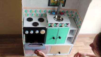 Cuisine comme fabrication de jouets en carton