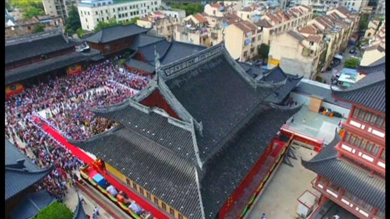 A Buddhist temple is moved in Shanghai