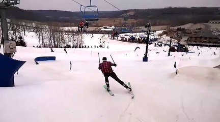 Un skieur fait un saut à ski et fait un High Five avec une personne sur un télésiège