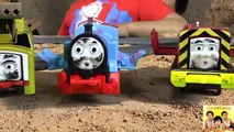 Dix les accidents et amis se produire enfants en jouant réparation sera Thomas trackmaster crash diesel t