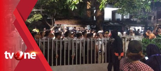 Massa Tolak Seminar Sejarah 86 di Depan Gedung LBH Jakarta