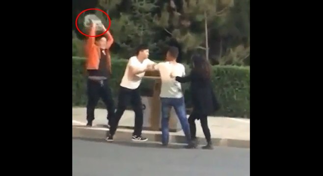 Un jeune jette un pack de bouteilles au visage d'une fille.