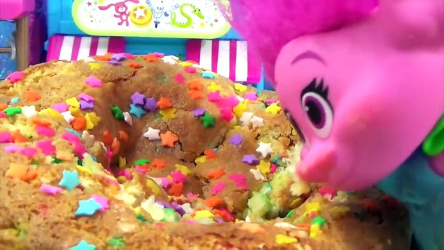 Dreamworks TROLLS Movie, Song and Dance Poppy & Branch, Cooking Cake with Bergen Bridget