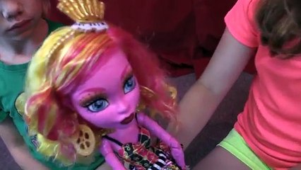 Doll Review: Monster High Ghoul Fair & Freak Du Chic | Plus Giveaway!!