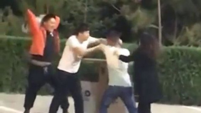 Il jette un pack de bière pour arrêter une bagarre