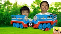 THOMAS AND FRIENDS STREAMLINED THOMAS TAKE N PLAY | The Great Race Toy Train KIDS PLAYING TOY TRAINS