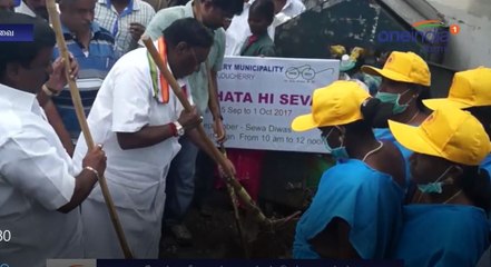 பேருந்து நிலையத்தை சுத்தம் செய்த முதல்வர்-வீடியோ