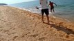 Ce dauphin reste en bord de plage pour jouer avec 2 touristes! Adorable