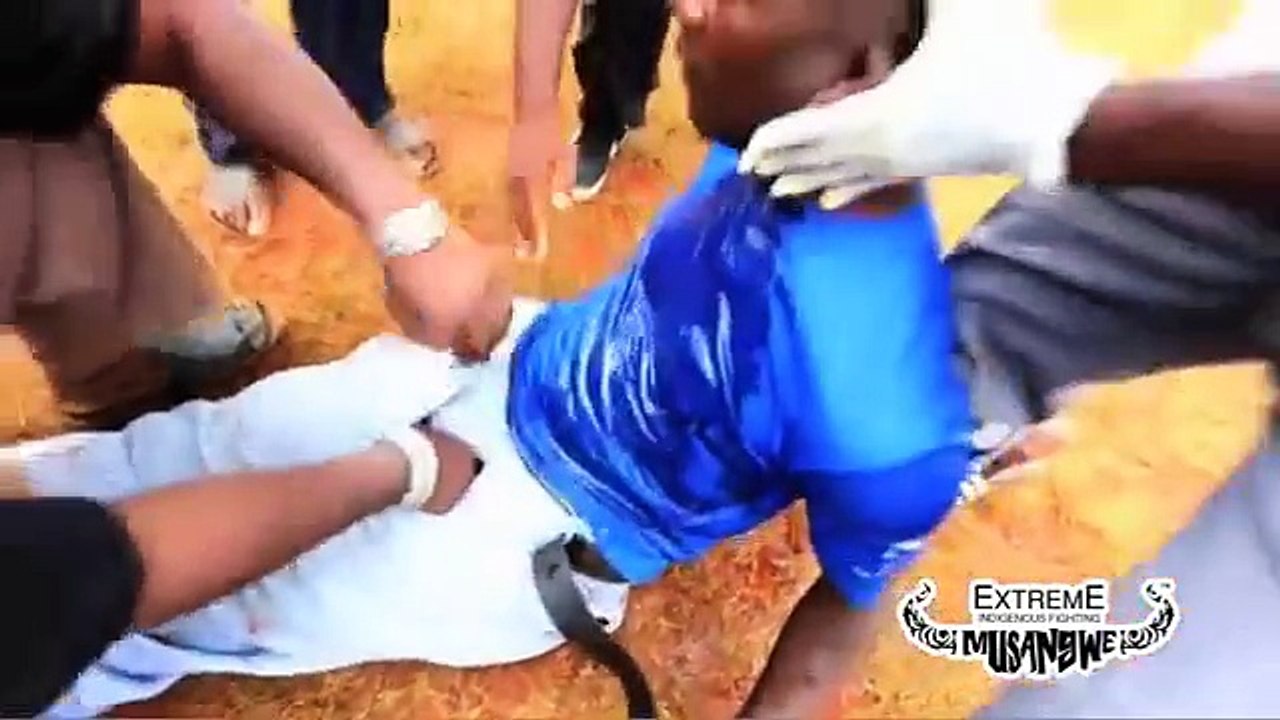 Ce combattant fini K.O et le docteur a une drôle de méthode pour le réanimer...