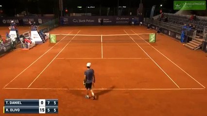 Le tennisman Renzo Olivo tente et réussit un ace à la cuillère