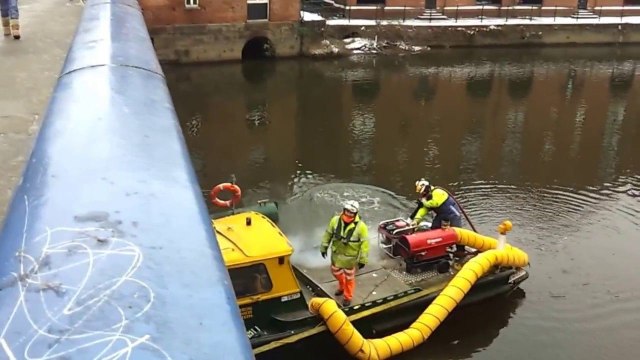 Les boules de neige ne font pas le poids face à une lance à eau