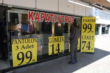 İzmir'de Mağazalar Kepenk İndiriyor