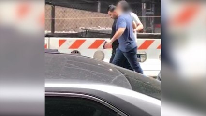 Скачать видео: ICE officers double-down on undocumented immigrants outside courthouses in New York