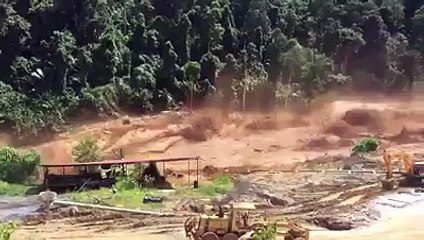 Vidéo incroyable d'une violente crue dans le Laos