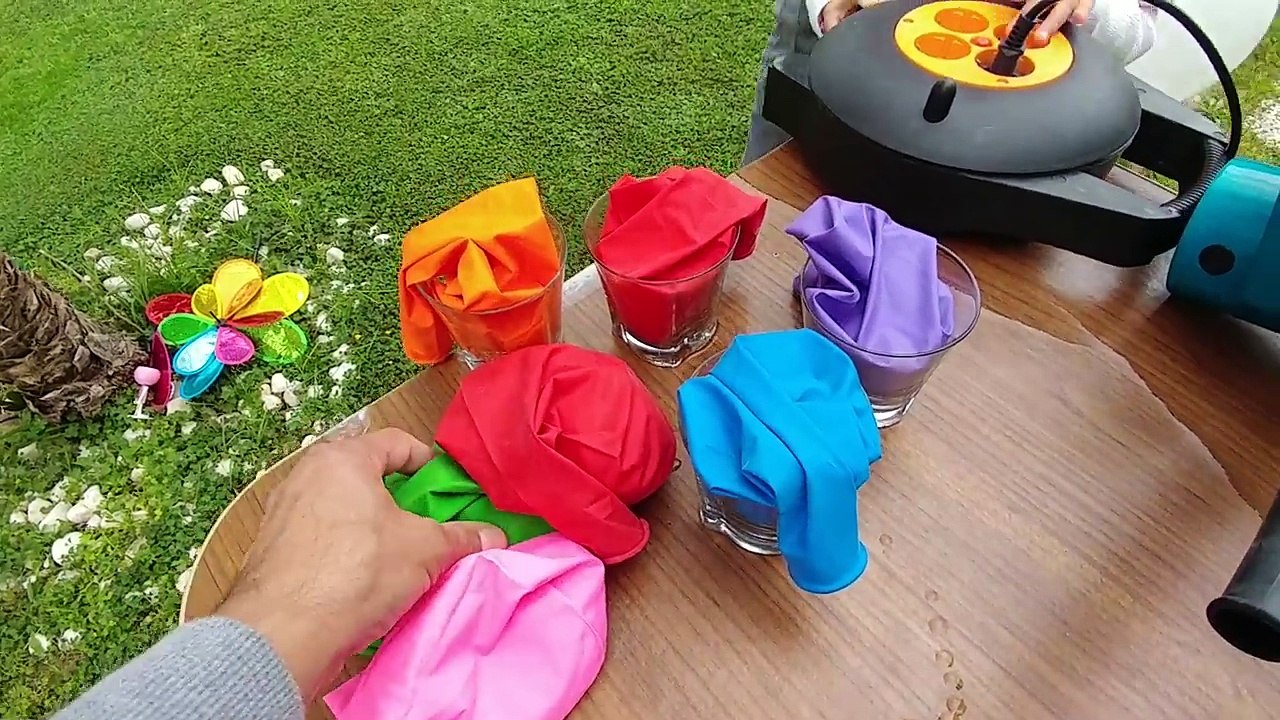 Kafada içleri sürpriz  dolu balon patlatmaca , eğlenceli çocuk videosu