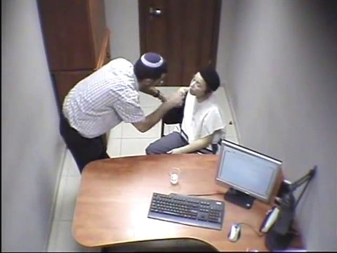 תיעוד חקירת ילדים במשטרת ישראל החוקר רונן מזרחי מתנפל בצרחות ואלימות על קטין [SD, 854x480]