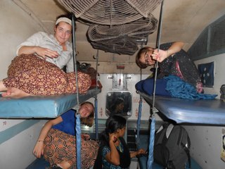 இரயிலில் இனி இரவில் மட்டுமே தூங்க முடியும்-ரயில்வே உத்தரவு-வீடியோ