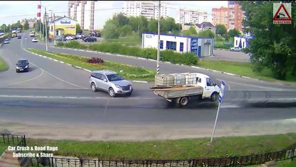 CRAZIEST DRIVERS Caught On Video! Stupid Driving Fails September 2017