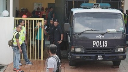La Policía malasia detiene a 7 jóvenes por el incendio en un colegio que mató 23
