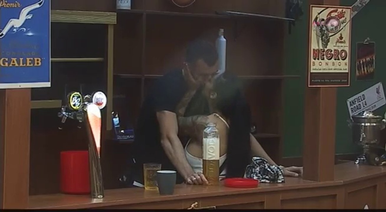 Zadruga - Đekson i Anđela se maze