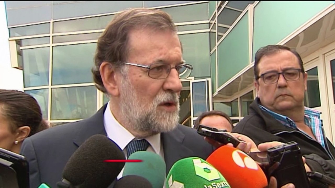 Rajoy pide a los alcaldes catalanes que cumplan la ley