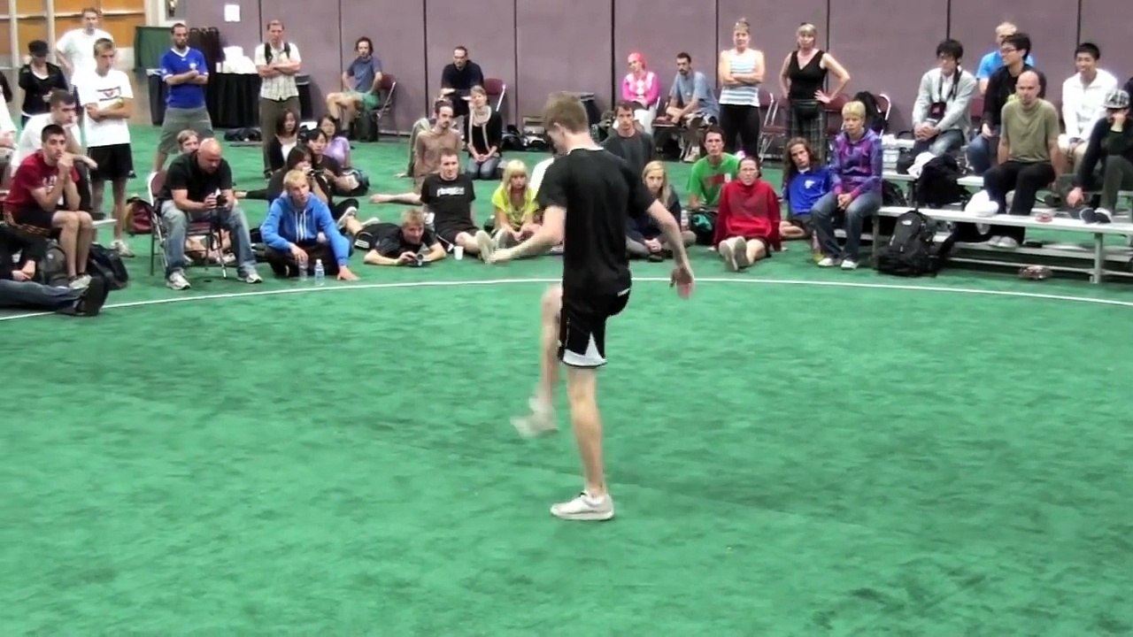 Jongles aux pieds impressionnants avec une balle et en musique !