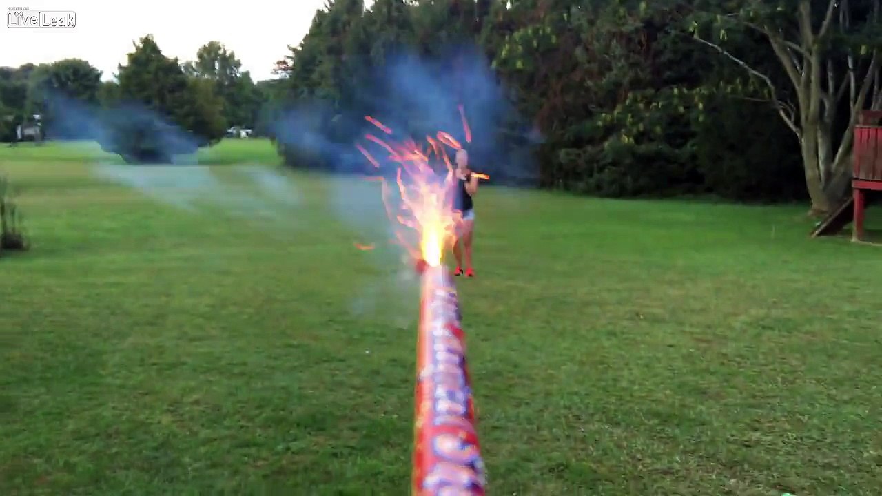 Il vise sa femme avec des feux d'artifices.. le rêve !!