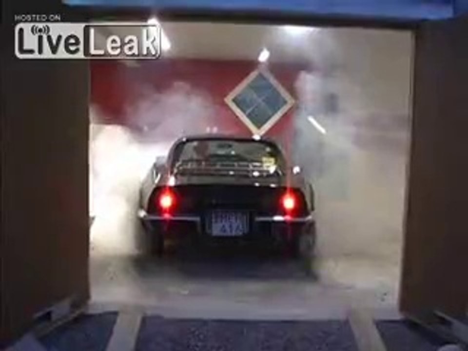 Il crame les pneus de sa voiture corvette stingray dans son garage pour se marrer !