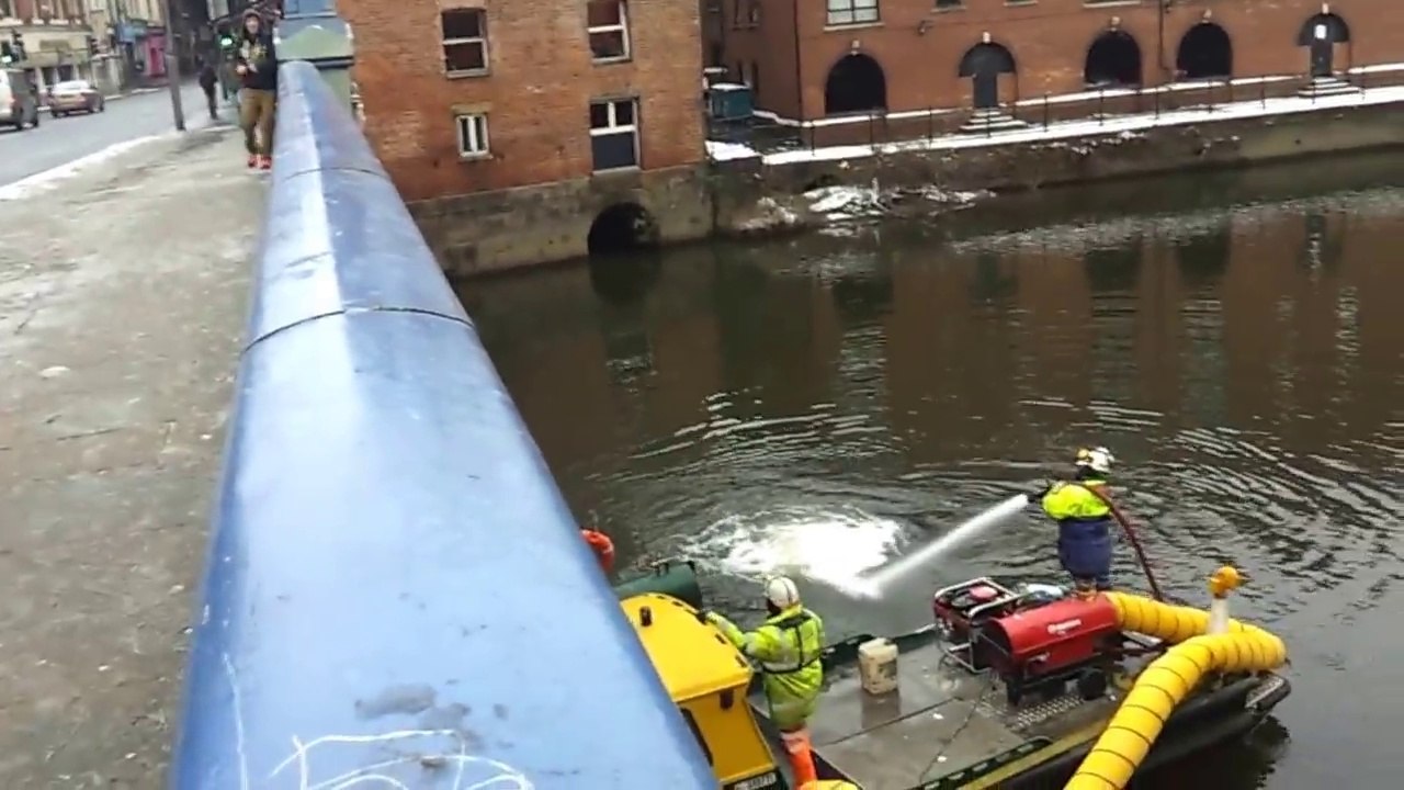 Boule de neige... contre lance anti-incendie des pompiers !