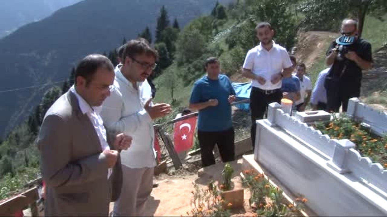 Sınıf Arkadaşları ve Öğretmenleri Okulun İlk Gününde Şehit Eren Bülbül'ün Kabrini Ziyaret Ettiler