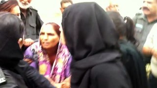 پولیس کانسٹبل کا لڑکی پر تشدد وجہ نامعلوم کیسے ظلم کر رہی ہے خود دیکھ لیں PAKISTAN LIVE LARAI 2017