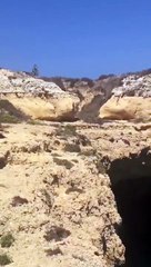 Il saute d’une falaise et atterrit accidentellement… sur un bateau !