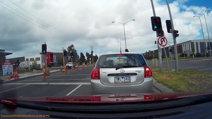 Un camion grille un feu rouge au moment où il s'engage à un carrefour