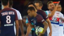 Dani Alves fights Cavani and gives Neymar the ball to take the freekick. Brazilians for you