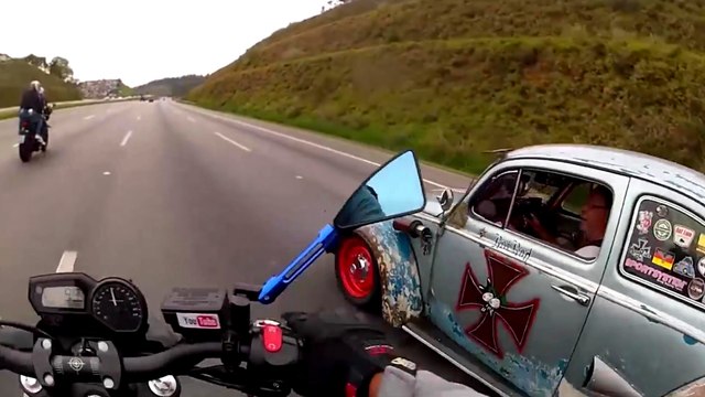 Une Coccinelle provoque des motards