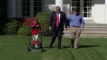A 11 ans, il réalise son rêve de tondre la pelouse de la Maison Blanche
