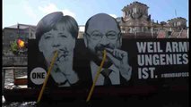 Schulz y Merkel, protagonistas de una crítica campaña contra la pobreza