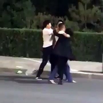 Une femme voulait arrêter un combat, elle se prend un pack de bière en plein visage ! WTF